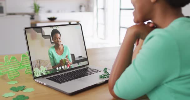 Leende Afrikansk Amerikansk Kvinna Med Klöverband Videosamtal Laptop Irish Tradition — Stockvideo
