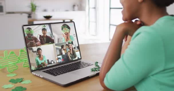 Uśmiechnięta Grupa Przyjaciół Piwem Kształcie Koniczyny Wideo Telefonie Laptopie Irlandzka — Wideo stockowe