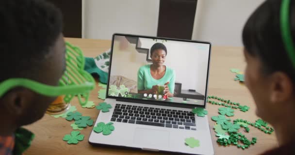 Mosolygó Afro Amerikai Sörrel Lóhere Alakú Szalagot Visel Videóhíváson Laptopon — Stock videók