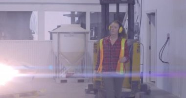 Depoda güvenlik kulaklığı takan beyaz kadın işçinin üzerinde ışıklı noktaların canlandırılması. iş ve güvenlik kavramı dijital olarak oluşturulmuş video.