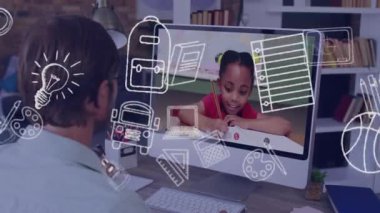 Bilgisayar dersinde erkek öğretmen ve melez kız öğrencinin okul ikonlarının canlandırılması. eğitim ve çevrimiçi eğitim kavramı dijital olarak oluşturulmuş video.