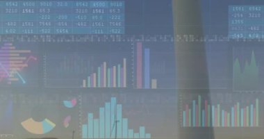Rüzgar türbinleri ve manzara üzerinde finansal veri işleme animasyonu. küresel finans, iş ve dijital arayüz kavramı dijital olarak oluşturulmuş video.