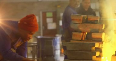 Afrika kökenli Amerikalı erkek işçilerin atölyedeki ışık noktalarının animasyonu. iş ve güvenlik kavramı dijital olarak oluşturulmuş video.