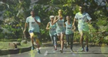 Bir grup mutlu beyaz erkek ve kadın koşucunun yaprakların üzerinde parktaki animasyonu. Dijital olarak üretilen maraton ve spor konsepti.