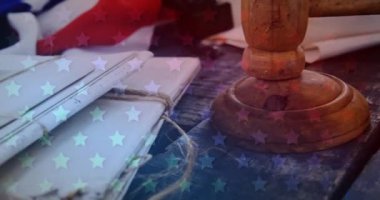 Hakimin çekiç ve dosyalarının üzerinde Amerikan bayrağı animasyonu. Hukuk günü ve Amerikan kutlama konsepti dijital olarak oluşturulmuş video.
