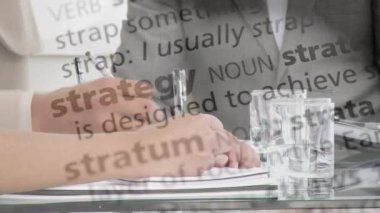 Not tutan farklı iş adamlarından oluşan metin animasyonu. küresel iş, bağlantılar, veri işleme ve teknoloji konsepti dijital olarak oluşturulmuş video.