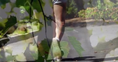 Beyaz erkek ve kadın koşucuların yaprakların üzerinde parktaki animasyonları. Dijital olarak üretilen maraton ve spor konsepti.