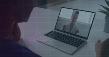 Dizüstü bilgisayardaki iş kadını hakkında istatistik ve veri işleme animasyonu. finans, dijital arayüz, iş ve veri işleme kavramı dijital olarak oluşturulmuş video.