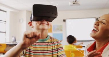 Okulda video kulaklık takan beyaz bir çocuğa karşı matematik konsepti simgelerinin birleşik videosu. okul ve eğitim kavramı