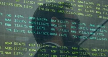 Kafkasyalı iş adamının finansal veri işleme animasyonu. iş, dijital arayüz ve veri işleme konsepti dijital olarak oluşturulmuş video.