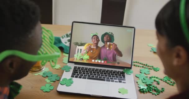 Gülümseyen Afro Amerikan Erkek Arkadaşları Biraları Dizüstü Bilgisayardaki Görüntülerde Yonca — Stok video