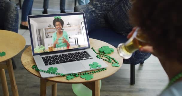 Lächelnde Afrikanisch Amerikanische Frau Mit Bier Kleeband Auf Videoanruf Laptop — Stockvideo