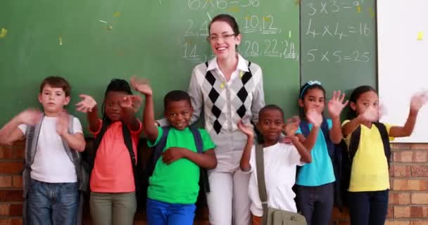 Złote Konfetti Padające Grupę Uczniów Białą Nauczycielkę Machającą Klasie Koncepcja — Wideo stockowe