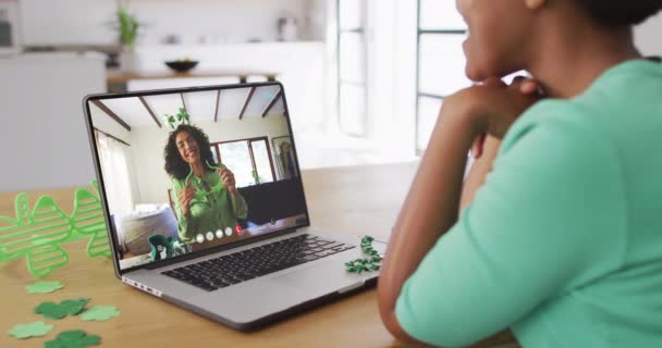 Sorrindo Afro Americana Vestindo Itens Forma Trevo Videochamada Laptop Tradição — Vídeo de Stock