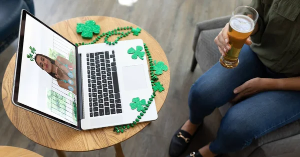 Barda Bira Içen Melez Kadın Bilgisayarında Arkadaşıyla Aziz Patrick Günü — Stok fotoğraf
