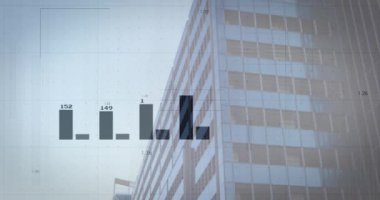 Şehir manzarası üzerinde finansal veri işleme animasyonu. küresel finans, iş ve dijital arayüz kavramı dijital olarak oluşturulmuş video.