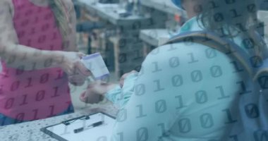 Yüz maskesi olan beyaz kadın işçinin ateşini ölçen ikili kodlama animasyonu. Dijital olarak oluşturulan covid 19 pandemik konsept sırasında sosyal medya ve iletişim arayüzü.