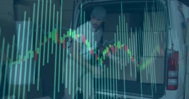 Kafkas kurye paketleme kutuları üzerinde finansal veri işleme animasyonu. küresel finans, iş ve dijital arayüz kavramı dijital olarak oluşturulmuş video.