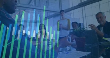 Çeşitli iş adamları üzerinde finansal veri işleme animasyonu. küresel finans, iş ve dijital arayüz kavramı dijital olarak oluşturulmuş video.