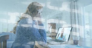 Çevrimiçi güvenlik zinciri üzerinden ağ animasyonları ve beyaz iş kadını görüntülü görüşme. küresel çevrimiçi güvenlik ve veri işleme kavramı dijital olarak oluşturulmuş video.