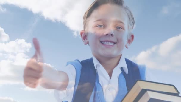 Animering Moln Över Kaukasiska Pojke Som Håller Böcker Barnboksdag Och — Stockvideo