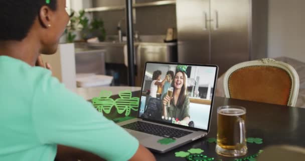 Lächelnde Kaukasische Frau Mit Bier Kleeband Auf Videoanruf Laptop Irische — Stockvideo