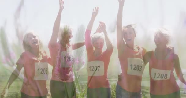 風景の上に手を上げる幸せな白人女性ランナーのグループのアニメーション マラソンとスポーツのコンセプトをデジタルで — ストック動画