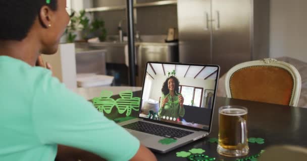 Lächelnde Afroamerikanerin Kleeblatt Form Auf Videoanruf Laptop Irische Tradition Und — Stockvideo