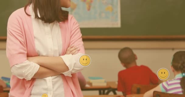 Vídeo Compuesto Emoticonos Sonrientes Flotando Contra Una Maestra Caucásica Sonriendo — Vídeo de stock
