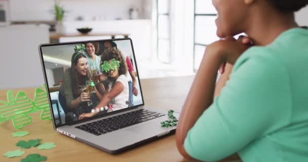 Uśmiechnięta Grupa Przyjaciół Piwem Okularach Kształcie Koniczyny Wideo Telefonie Laptopie — Wideo stockowe