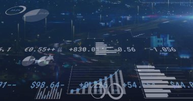 Şehir manzarası üzerinde işlenen istatistik ve numaraların resmi. iş, finans ve veri işleme kavramı dijital olarak oluşturulmuş görüntü.