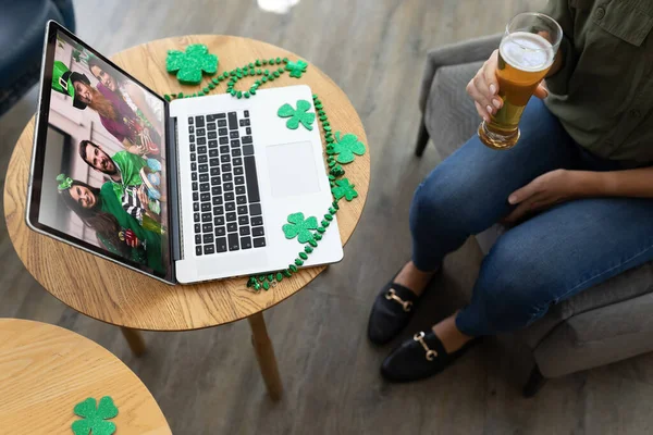 Barda Bira Içen Melez Kadın Dizüstü Bilgisayarında Arkadaşlarıyla Aziz Patrick — Stok fotoğraf