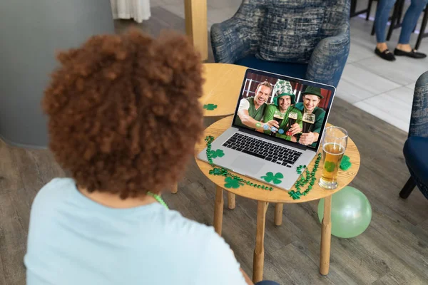 Uomo Razza Mista Bar Che Videochiamata San Patrizio Agli Amici — Foto Stock