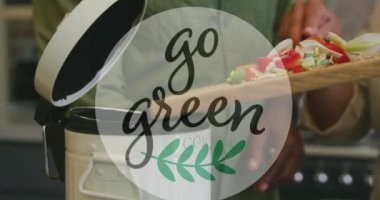 Çift ırklı bir kadının çöp kutusuna organik çöp atması üzerine yeşil metnin animasyonu. dijital olarak üretilen video konseptini durdur.