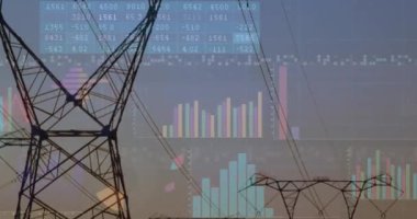 Elektrik direkleri ve peyzaj üzerinde finansal veri işleme animasyonu. küresel finans, iş ve dijital arayüz kavramı dijital olarak oluşturulmuş video.
