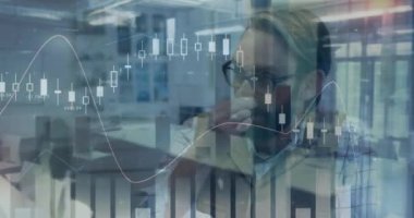 Kafkasyalı iş adamının finansal veri işleme animasyonu. iş, dijital arayüz ve veri işleme konsepti dijital olarak oluşturulmuş video.