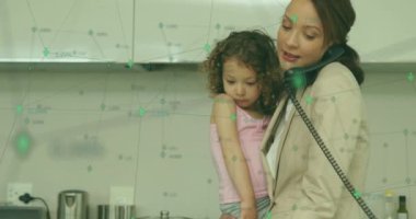 Akıllı telefon kullanan beyaz kadın üzerindeki simgelerle yapılan yeni bağlantıların animasyonu. Ulusal telefon günü, teknoloji ve iletişim konsepti dijital olarak oluşturulmuş video.