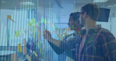 Çeşitli iş adamları üzerinde finansal veri işleme animasyonu. küresel finans, iş ve dijital arayüz kavramı dijital olarak oluşturulmuş video.