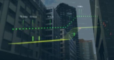 Şehirdeki modern binalar üzerinde finansal veri işleme animasyonu. iş, dijital arayüz ve veri işleme konsepti dijital olarak oluşturulmuş video.