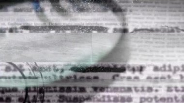 Beyaz arkaplandaki metnin üzerinde büyüteç canlandırması. küresel iş, bağlantılar, veri işleme ve teknoloji konsepti dijital olarak oluşturulmuş video.