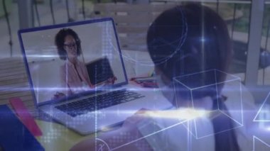 Bilgisayardaki beyaz kız öğrenci üzerinden matematik denklemlerinin animasyonu. eğitim ve çevrimiçi eğitim kavramı dijital olarak oluşturulmuş video.