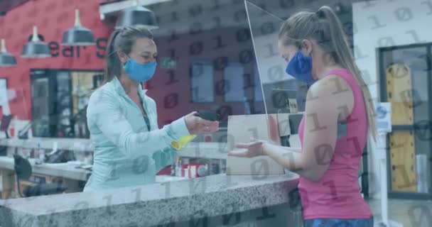 Animatie Van Binaire Codering Blanke Vrouwelijke Werknemer Met Gezichtsmasker Desinfecterende — Stockvideo