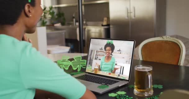 Mujer Afroamericana Sonriente Con Cerveza Con Banda Forma Trébol Videollamada — Vídeos de Stock