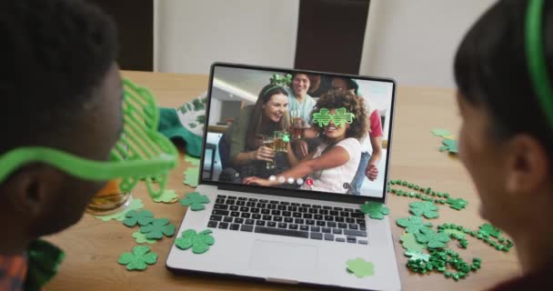 Lächelnde Freunde Mit Bier Kleeblattförmigen Gläsern Auf Dem Laptop Irische — Stockvideo