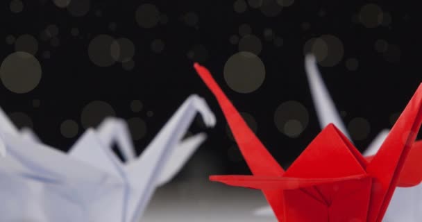 Animação Manchas Caindo Sobre Origami Pássaros Vermelhos Brancos Fundo Preto — Vídeo de Stock