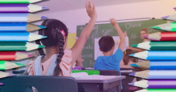 彩色铅笔对着一群学生在课堂上举手的复合录像 学校和教育概念 — 图库视频影像