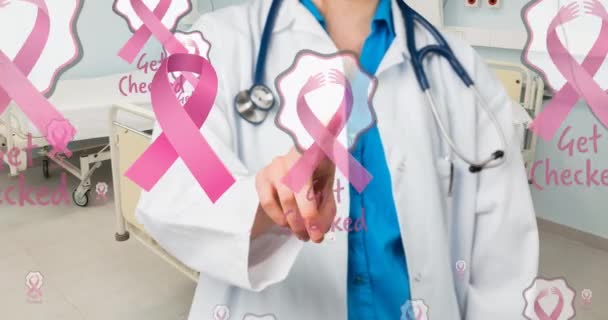 Kafkasyalı Kadın Doktor Için Meme Kanseri Farkındalığı Kurdelelerinin Canlandırılması Göğüs — Stok video