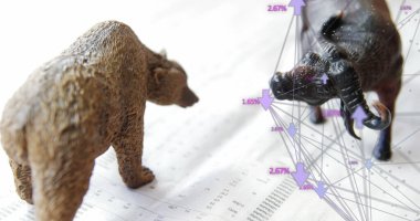 Hayvan figürleri üzerinde işlenen finansal veri görüntüsü. küresel iş, finans, teknoloji ve bağlantılar konsepti dijital olarak oluşturulmuş görüntü.