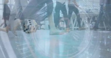 Yürüyen iş adamlarından oluşan çeşitli gruplar üzerinde finansal veri işleme animasyonu. küresel iş, finans ve dijital arayüz kavramı dijital olarak oluşturulmuş video.