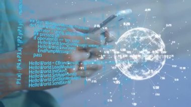 Akıllı telefon kullanan beyaz adamın veri işleme ve küresinin animasyonu. küresel teknoloji, bağlantılar ve ağ konsepti dijital olarak oluşturulmuş video.